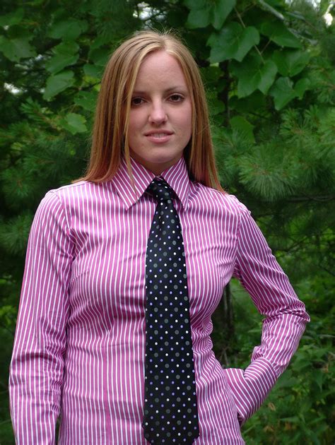 438063 Women Wearing Ties Tie Outfits Women Necktie