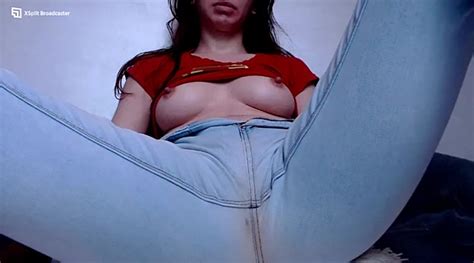 Wetdream Nude Stripping On Webcam For Live Sex Video Chat Inthecrack