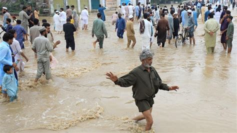 Pakistán declara catástrofe climática por inundaciones que dejan más