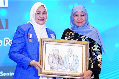 Terima Penghargaan Tokoh Wanita Inspiratif Gubernur Khofifah Sebut