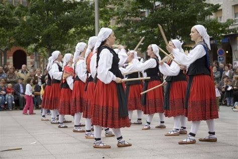 Danzas Vascas Ayer Y Hoy Evolución De La Escena Vasca Tradicional A