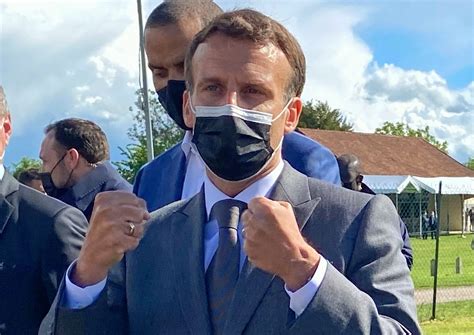 Emmanuel Macron les non vaccinés j ai très envie de les emmerder