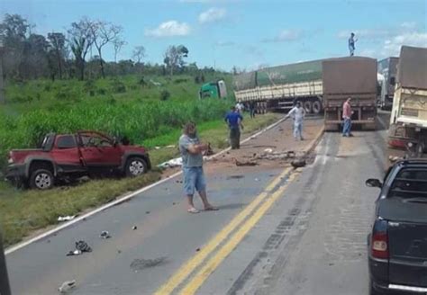 Colis O Entre Carro E Carretas Na Br Em Nova Mutum Deixa Dois