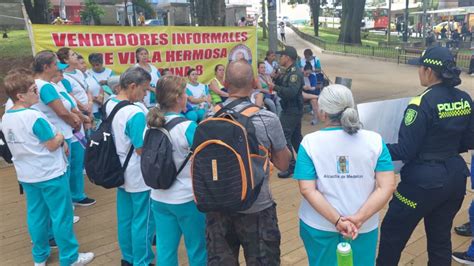 Video En Medellín Policías Y Ciudadanos Realizaron Velatón Por El Asesinato De Mujeres Y