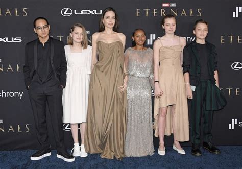 Shiloh Vivienne Knox Zahara… Angelina Jolie Entourée De Ses Enfants