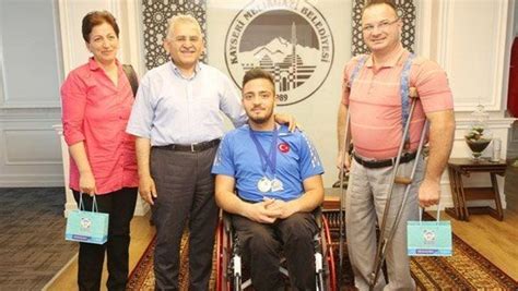 Engelli Milli Basketbolcu Burak En Ba Kan B Y Kk L Ziyaret Etti