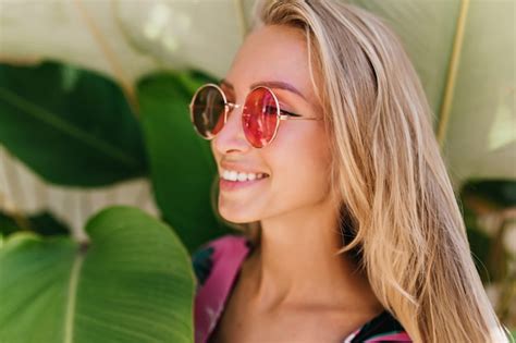 Foto De Primer Plano De Mujer Rubia Despreocupada Lleva Hermosas Gafas