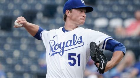 Brady Singer, Royals hold down White Sox to split DH