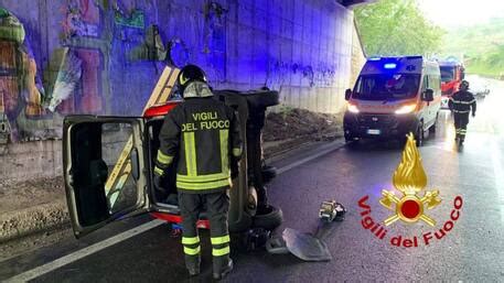 Dramma In Strada Auto Si Ribalta E Resta Incastrata Donna Grave In