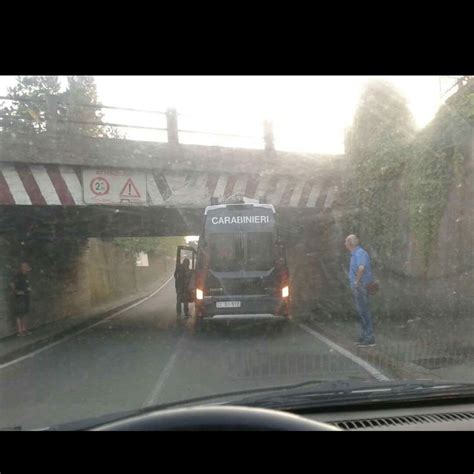 Camionetta Incastrata Nel Sottopasso Carabinieri Bloccati A Canegrate