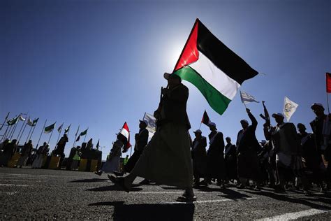 Yemen's Houthis organize parade of thousands of recruits to fight for ...