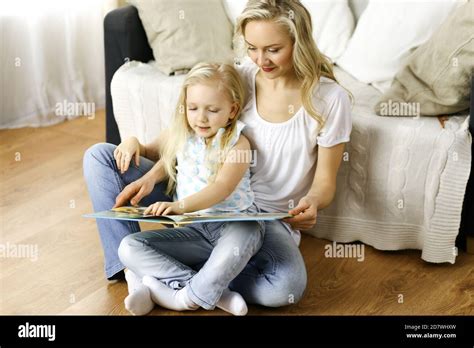 Bonne Famille Une Jeune Mère Blonde Lit Un Livre à Sa Jolie Fille Tout