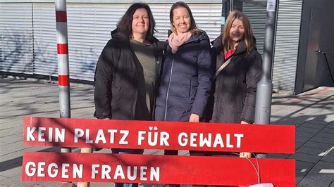 Rote Bank Gegen Gewalt An Frauen Steht Jetzt Vor Der Stadthalle