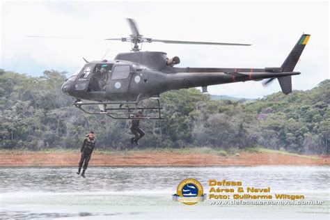 1º BAvEx realiza adestramento de helocasting Defesa Aérea Naval