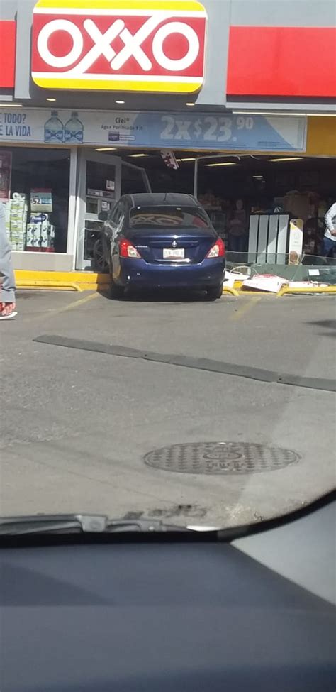 Mujer Pierde El Control De Su Veh Culo Y Se Impacta Contra Un Oxxo