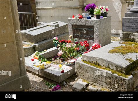 Grab Des S Ngers Und Rockstar Jim Morrison Am Friedhof P Re Lachaise In