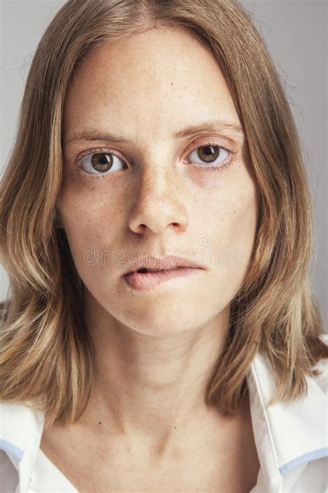 Portrait D Une Minuscule Blonde Avec Des Taches De Rousseur Photo Stock