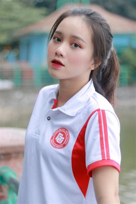 Nữ sinh ĐH Ngoại thương là hot Tiktoker xinh đẹp như tiên nữ bước ra từ cổ tích