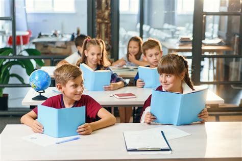 Chico Guapo Y Linda Chica De La Escuela Sentados Juntos En El