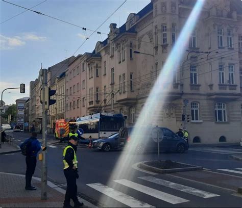 Fotogalerie Dopravní nehoda trolejbusu a cyklistky zablokovala