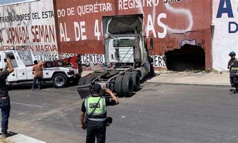 Operador de tractocamión se sale da camino y cochar contra barda de