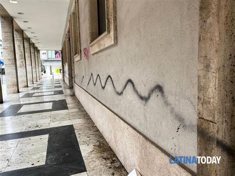 Vandali In Azione In Centro A Latina Muri E Vetrine Imbrattati Con La