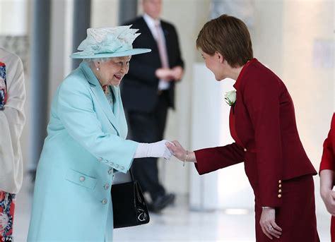 Королева открыла сессию шотландского парламента: ru_royalty — LiveJournal