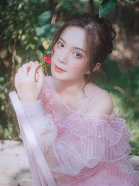 Thu Trang Hướng dương ngược nắng khoe em gái xinh như hot girl sự thật là gì