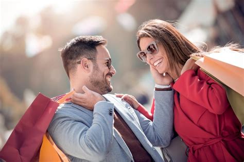 Pareja Feliz De Compras Juntos En La Ciudad Foto Premium