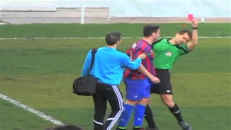 Brutal Agresión De Un Jugador Del Almoradí Al árbitro Youtube