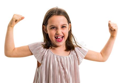 O Retrato Da Menina Nova Feliz Que Mostra E Que Dobra Muscles Imagem De