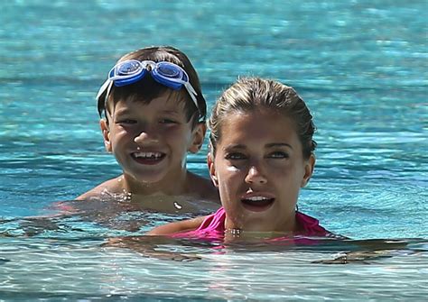 Photo Sylvie Van Der Vaart Et Son Fils Damiandans Une Piscine De Miami Le 10 Octobre 2013