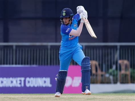 Shafalis Half Century Partnership With Mandhana Powers India To 1595