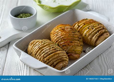 Patatas Hasselback Horneadas Con Ajo Y Hierbas En El Horno Imagen De