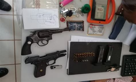 Pm Apreende Duas Armas De Fogo E Duas Armas Brancas Em Pl Cido De Castro