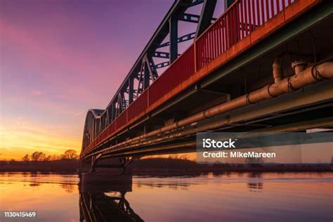 Jembatan Truss Besi Saat Matahari Terbenam Foto Stok Unduh Gambar