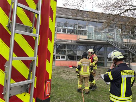 FF Bad Salzuflen Feuer Bricht In Klassenzimmer Der Grundschule