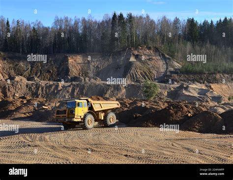 Große Bergbau LKW Transport Sand im Tagebau Schwere Maschinen im