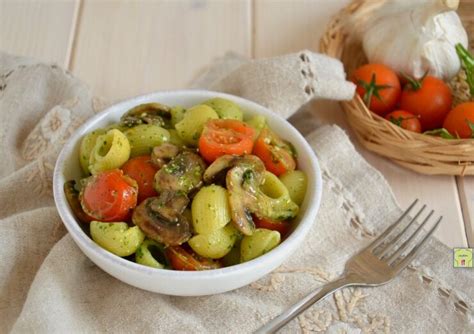 Gomiti Rigati Pomodorini Funghi E Pesto Di Rucola Primo Piatto Gustoso