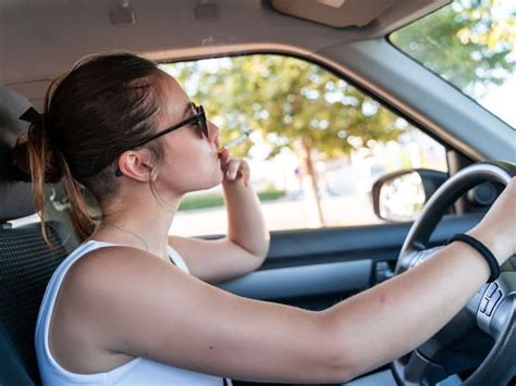 Sanidad Quiere Prohibir Fumar En El Coche Y Acotar El Cigarrillo