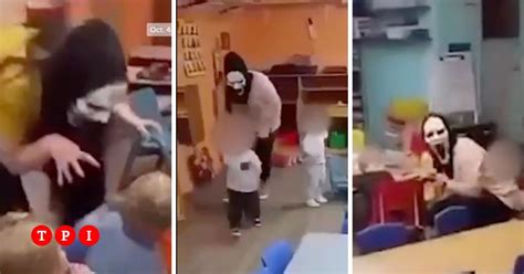 Maestra D Asilo Terrorizza I Bambini Con La Maschera Di Scream VIDEO