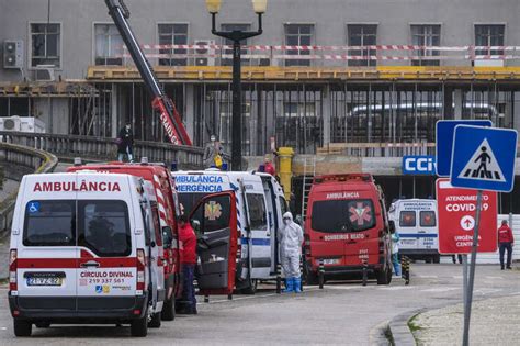 15 ambulâncias paradas à porta do Hospital de Santa Maria em Lisboa há