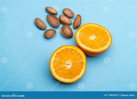 Mitades De La Naranja En Fondo Azul Imagen De Archivo Imagen De Sano