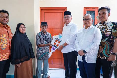 Wali Kota Tangsel Resmikan Rumah Layak Huni Di Setu