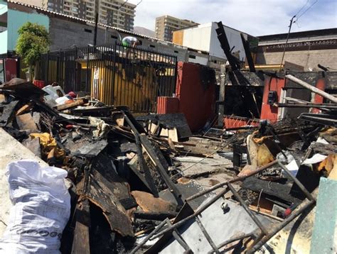 Voraz Incendio Consumió Tres Casas En El Sector Centro De Iquique