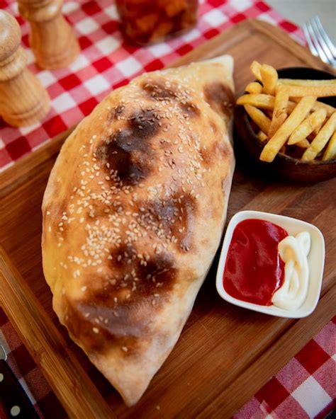 Pizza Calzone Avec Frites Et Ketchup Photo Gratuite