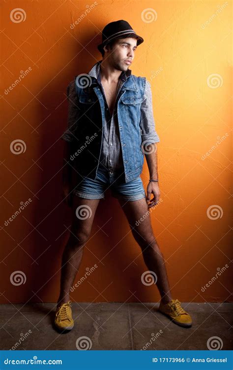 Homem Gay sexy Nas Calças De Brim E No Chapéu Foto de Stock Imagem de calças brim