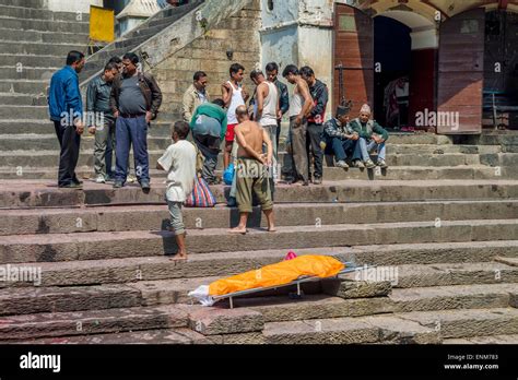 Templo De Pashupatinath En Katmand Una Familia Est Esperando Una