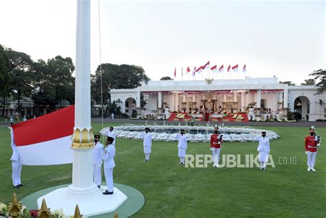 Upacara Penurunan Bendera Di Istana Merdeka Republika Online