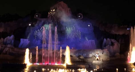 Guest Struck By Firework During Fantasmic! | Disney Dining